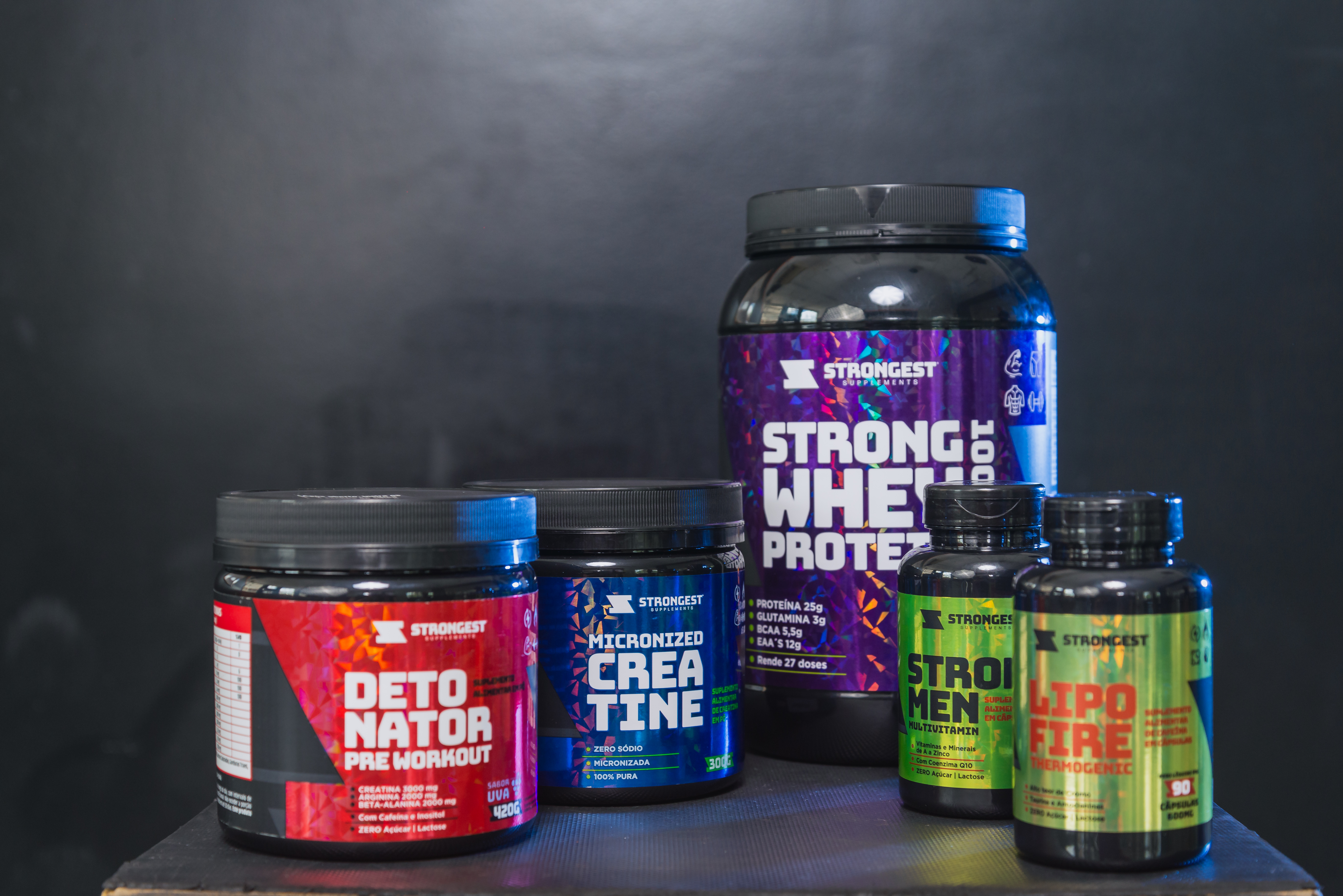 Linha de suplementos Strongest: Detonator Pré-Workout, Creatina Micronizada, Strong Whey Protein, Strong Men Multivitamin e Lipo Fire Thermogenic